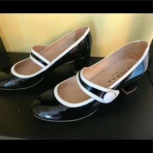 Black patent leather Mary-Janes with block heel.
